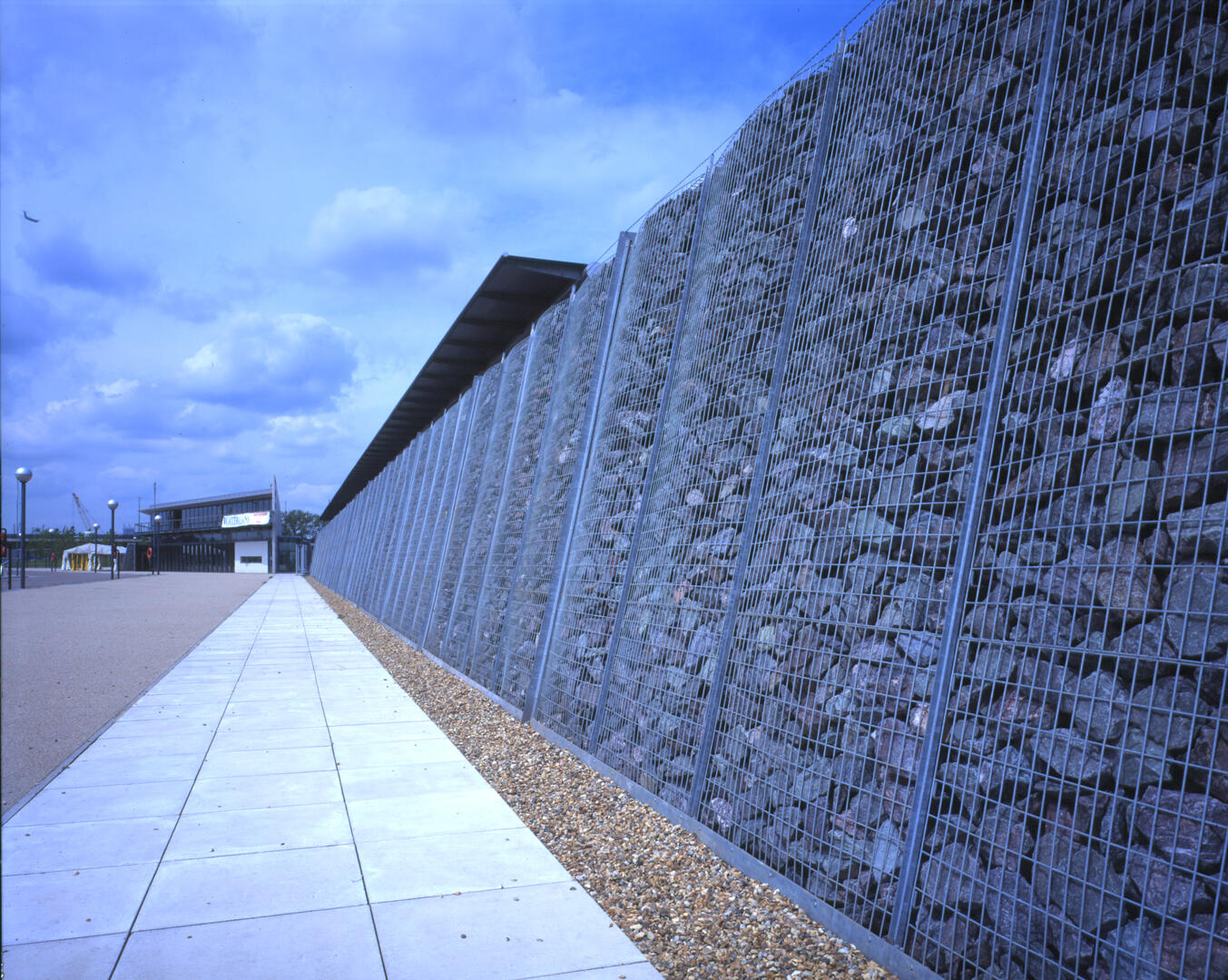 Gravity retaining wall